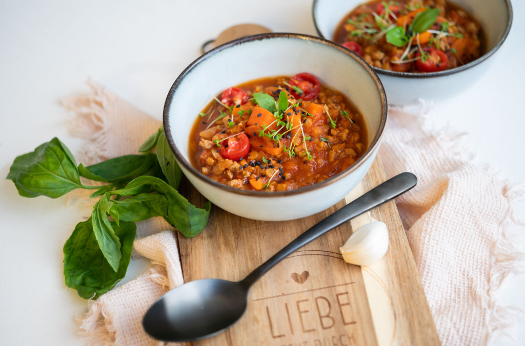 Proteinreiche Tomatensuppe 🍲
Passend zu den erneuten kalten Temperaturen haben wir heute ein herzerwärmendes Suppenrezept mit einer extra Portion Protein für euch 😏💪🏻