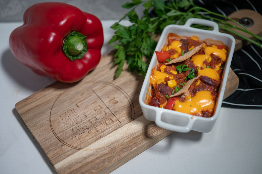 Chili sin Carne 🌱- heute mal in veggie und als Auflauf neu interpretiert 😎
Das vegane Chili liefert auch ohne Fleisch reichlich Eiweiß: Kidneybohnen und veganes Hackfleisch sorgen in dem würzigen Tomatenauflauf für reichlich Proteine. Die leichte Schärfe der Chili rundet das Gericht wunderbar ab.