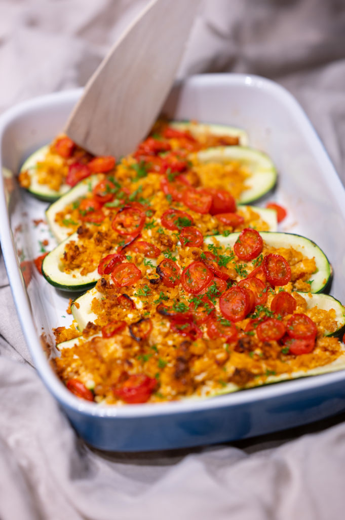 Zucchini-Schiffchen 🛳
Heute haben wir ein leichtes Rezept für euch. Die Zucchini-Schiffchen mit Kichererbsen & Feta sind Handumdrehen zubereitet und schmecken einfach köstlich! ⏰ Durch die Kichererbsen und den Feta liefert das Gericht genügend Proteine und verleiht gleichzeitig einen würzigen Geschmack 😋
